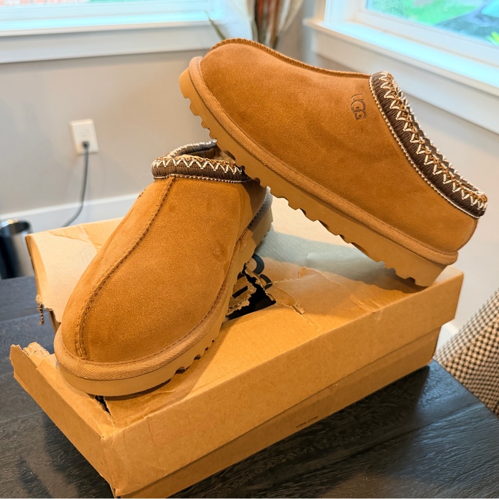 UGG Tasman Slippers Size 8 Never Worn New in Box, Box slightly damaged.